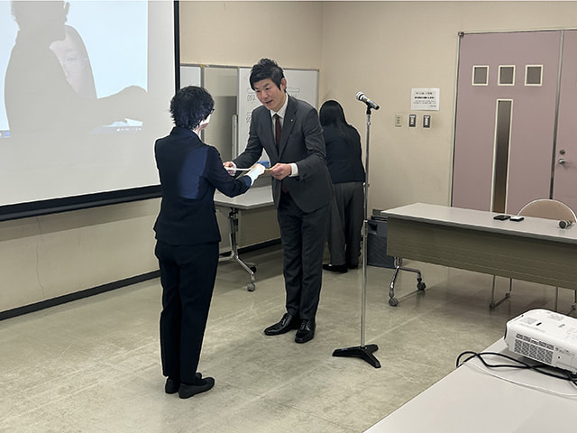 2025年度の修了式での修了証授与